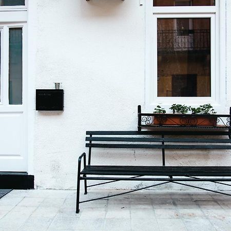 Black & White Apartment With A Gift Soft Panda 부다페스트 외부 사진