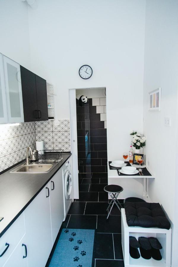 Black & White Apartment With A Gift Soft Panda 부다페스트 외부 사진