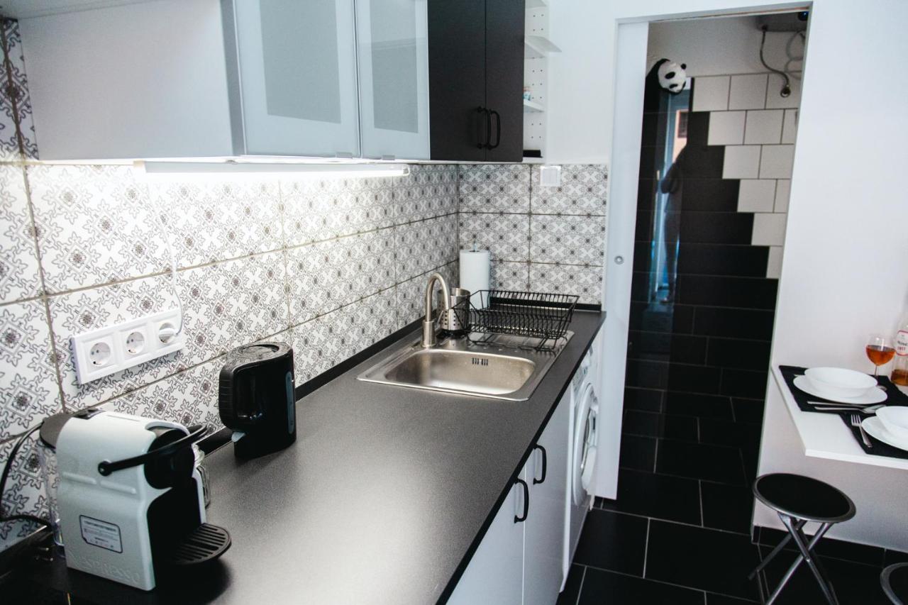 Black & White Apartment With A Gift Soft Panda 부다페스트 외부 사진